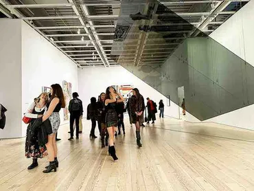 ホイットニーバイエニアル！年に回ニューヨークの歴史ある最新現代アート特別展