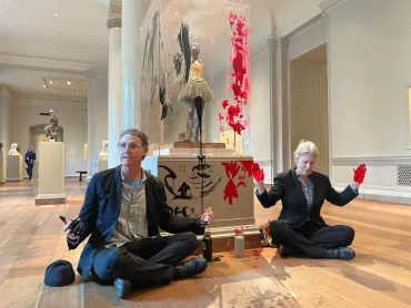 第回ヴェネチア・ビエンナーレの金獅子賞は、「世界的な連帯の重要性」を示すアーティストたちが受賞