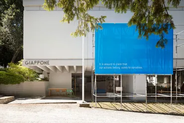 ヴェネチア・ビエンナーレ国際建築展日本館展示「ふるまいの連鎖:エレメントの軌跡」。門脇耕三のキュレーションで、長坂常・岩瀬諒子・木内俊克・砂山太一・元木大輔が、日本の木造住宅の材を再構築した作品を制作