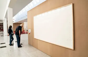 現金を敷き詰めた作品の代わりに空の額縁を納品。権力と不平等をテーマに掲げるアーティストに返金命令