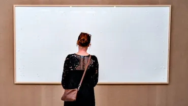 万円も貸したのに…アーティストが美術館に提出したのは真っ白な空のキャンバスだった