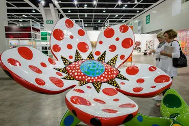 香港で初の「アート・バーゼル」開催、草間彌生の作品も展示写真枚国際ニュース: