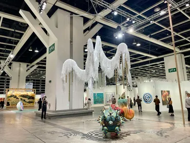 アート・バーゼル香港」が開幕。経済的・政治的不安が巨大フェアに与える影響とは?