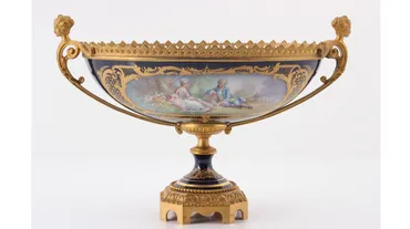 セーヴル磁器の世界：フランス宮廷を魅了した芸術の秘密とは？マリー・アントワネットも愛した、セーヴル磁器の美