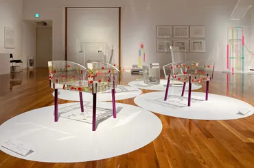 倉俣史朗の、世田谷美術館での展覧会「倉俣史朗のデザイン―記憶のなかの小宇宙」。没後年を超えた今も国内外で評価され続けるデザイナーの回顧展。作家自身を主軸として゛初期から晩年までの作品゛を紹介する構成。創作の源泉とも言える゛イメージスケッチや夢日記゛も公開