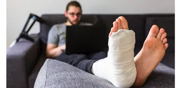足の骨折はスピリチュアル的に運気が上がる?~人生の転機と魂の成長のシグナル~