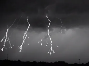 雷はどのように落ちるのか、秒間フレームで詳しく見るとこうなっていた