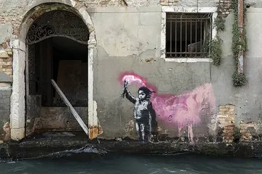 がイタリア・ヴェネツィアの街中に移民をテーマに新たな作品を描く