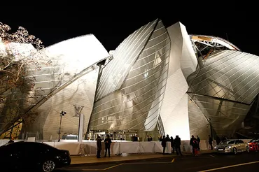 フォンダシオン ルイ・ヴィトン：現代アートの殿堂？（建築、バスキア、ケリス・ウィン・エヴァンス）フォンダシオン ルイ・ヴィトンの魅力：建築、展示、影響力