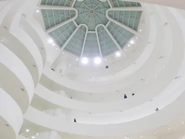 グッゲンハイム美術館ニューヨークフランク・ロイド・ライトの個性的な傑作建築