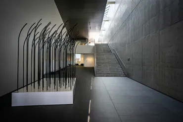 多くの美しい美術館を手掛けた建築家・谷口吉生による「丸亀市猪熊弦一郎現代美術館」と図書館