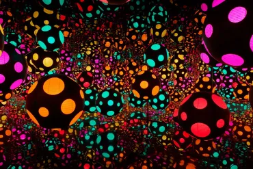 草間彌生「無限の鏡の間」シリーズ、米国の美術館が共同購入した近作とは