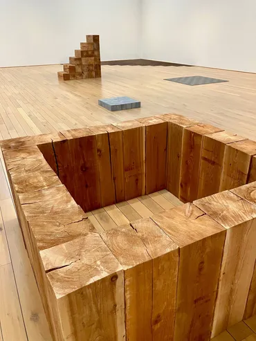 カール・アンドレ彫刻と詩の世界へ！DIC川村記念美術館で開催の個展「カール・アンドレ 彫刻と詩、その間」とは？ミニマル・アートの巨匠、カール・アンドレの彫刻と詩：DIC川村記念美術館で日本初の個展開催