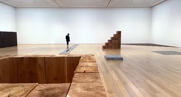 カール・アンドレ彫刻と詩、その間」(川村記念美術館)レポート。ミニマル・アートの代表的な彫刻家による日本の美術館での初個展
