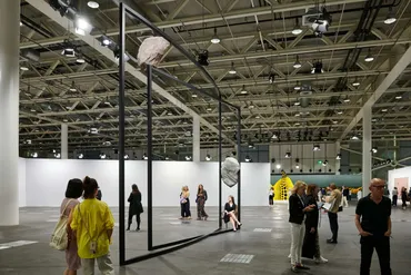 アートバーゼル2025とは？世界のアートシーンを席巻する祭典の全貌とは？アートバーゼル2025：世界のアートシーンを彩る、最新情報と見どころ