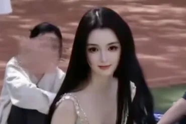 美しい外見で人工知能疑惑を受けた作ったのではないかという疑惑を受けた中国女性が直接釈明に乗り出した。日、香港サウスチャイナ·モーニング·ポスト（）によると、最近、西安美術学院（大学
