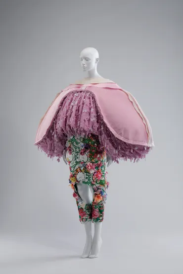 シャネルや川久保玲の作品を展示、京都国立近代美術館で「ファッション私を着がえるとき」開催