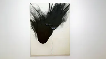 松谷武判展:生命と時間を宿す漆黒の世界