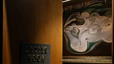 なぜそこに…? オーストラリアの美術館がトイレにピカソを展示するわけ