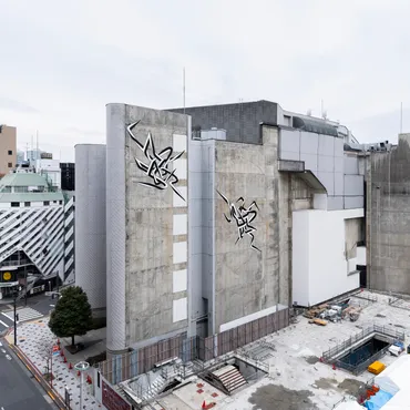 視線を上げ、空を眺める──大山エンリコイサムの巨大壁画《FFIGURATI #652》は都市を行き交う人に何を問うのか
