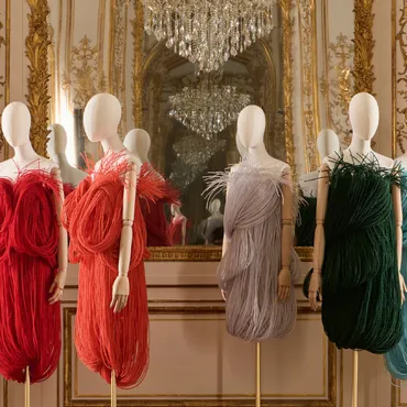 ジョナサン・アンダーソンによる「ロエベ」 アートと融合した展示でメンズとウィメンズ合同発表