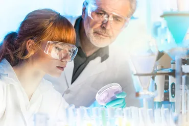 さそり座の仕事運】責任感の強い完璧主義者…隠れた才能、適職、対人運 