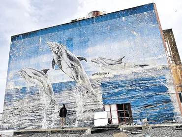 奇跡のイルカ」解体惜しむ声 珠洲・さいはてのキャバレー壁画 津波直撃も原形保つ