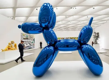 世界的に有名な彫刻「バルーン・ドッグ」が粉々に。来場者がうっかり倒してしまう