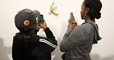 マウリツィオ・カテランの《コメディアン》を空腹の学生が ...