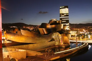 グッゲンハイム美術館の奇跡？ビルバオ効果とフランク・O・ゲーリーの建築を徹底解説！ビルバオ・グッゲンハイム美術館：建築デザインと都市再生