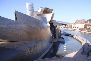 フランク・O・ゲーリー設計の「グッゲンハイム・ビルバオ ...