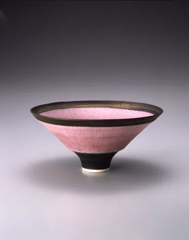 没後20年、ルーシー・リーの感動を目撃！ 完成された陶器、そのフォルムと色の基軸を辿る。