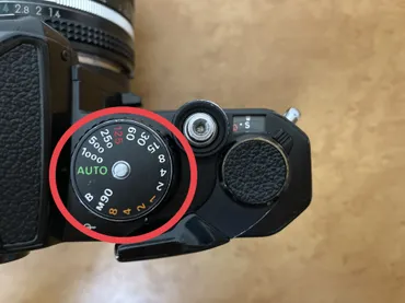 フィルムカメラの基本的な操作方法を「Nikon FE」を使って紹介します。フィルムの装着から取り出しまで