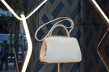 永遠に愛されるデザイン゛を追求したバッグとジュエリー 「ヴァレクストラ」と照明デザイナーがタッグ 