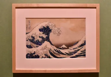 北斎が作り上げた《神奈川沖浪裏》はどこが凄い？海外で「Great Wave」の名で愛され、国内では新紙幣の図案に採用  「北斎グレートウェーブ・インパクト―神奈川沖浪裏の誕生と軌跡―」がすみだ北斎美術館で開幕 