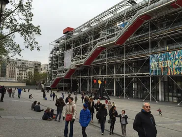 レンゾ・ピアノとリチャード・ロジャースによる前衛的な建築でアートを包む 「ポンピドゥー・センター」 