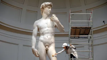 ダビデ像の美を保つ。フィレンツェ、アカデミア美術館の保存修復士エレオノーラ・プッチの仕事とは？ダビデ像を清掃する保存修復士エレオノーラ