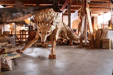 廃材にいのちを吹き込むアーティスト「加治聖哉」がつくる動物の躍動感。 