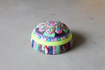 伝統工芸・木目込人形から生まれた「キメコミアート」の先駆者、イワミズアサコの個展が開催