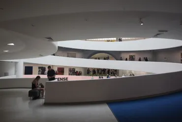 フランク・ロイド・ライトによる「ソロモン・R・グッゲンハイム美術館」は螺旋状の動線がおもしろい。