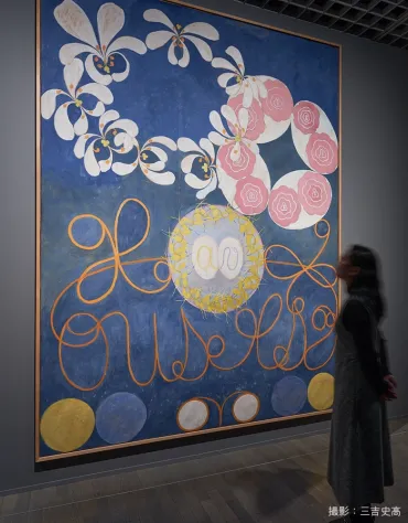 抽象画の母が描く壮大な作品の数々 – 東京国立近代美術館「ヒルマ・アフ・クリント展」 │ QUI