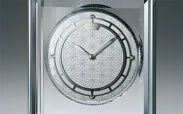 デコールセイコー、江戸切子で「麻の葉」文様を施した新作置き時計を発表 