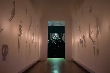 クリスチャン・ボルタンスキー回顧展「Lifetime」と、豊島《心臓音のアーカイブ》の世界へようこそ！記憶と記録、そして生命の鼓動を刻むアート