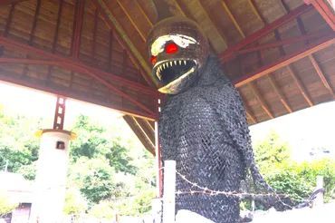 アンガー・フロム・ザ・ボトム」小豆島の神社に鎮座するのはビートたけしとヤノベケンジで共同制作されたパブリックアート 