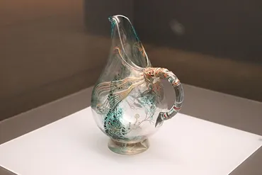 エミール・ガレ 自然の蒐集』レポート 小さな器に生命の神秘を閉じ込めた、ガレのガラス作品約130点が集結！ 