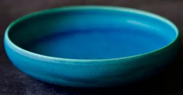 沖縄の器「やちむん」に魅せられて、大嶺工房の器との出会いと魅力とは？大嶺工房のペルシャブルーの器｜沖縄の風を感じる食卓